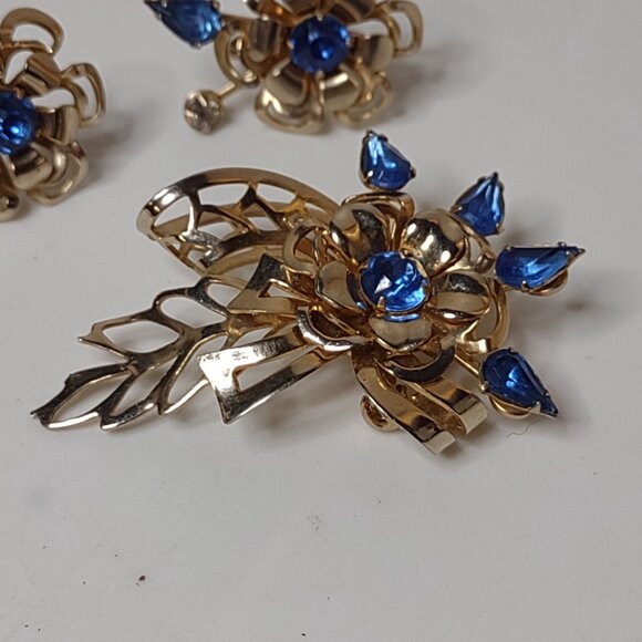 Vintage Blue Rhinestone Flower Brooch And Screw Back Earring Set - Picture 4 of 15